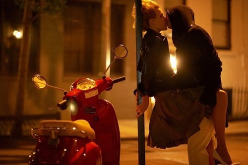 Cách nhận biết phụ nữ cởi mở trong tình yêu: Dấu hiệu & bí quyết để hiểu nàng hơn