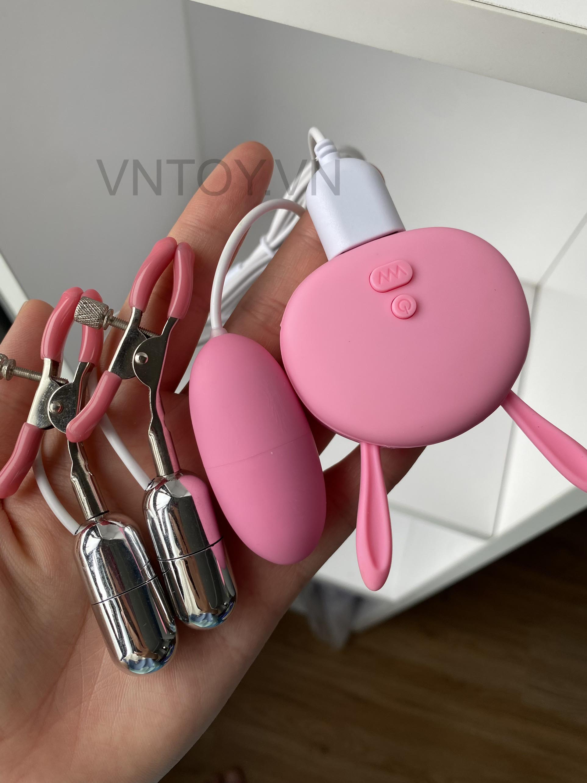 Trứng rung kích thích nhũ hoa kẹp ti sạc pin cao cấp