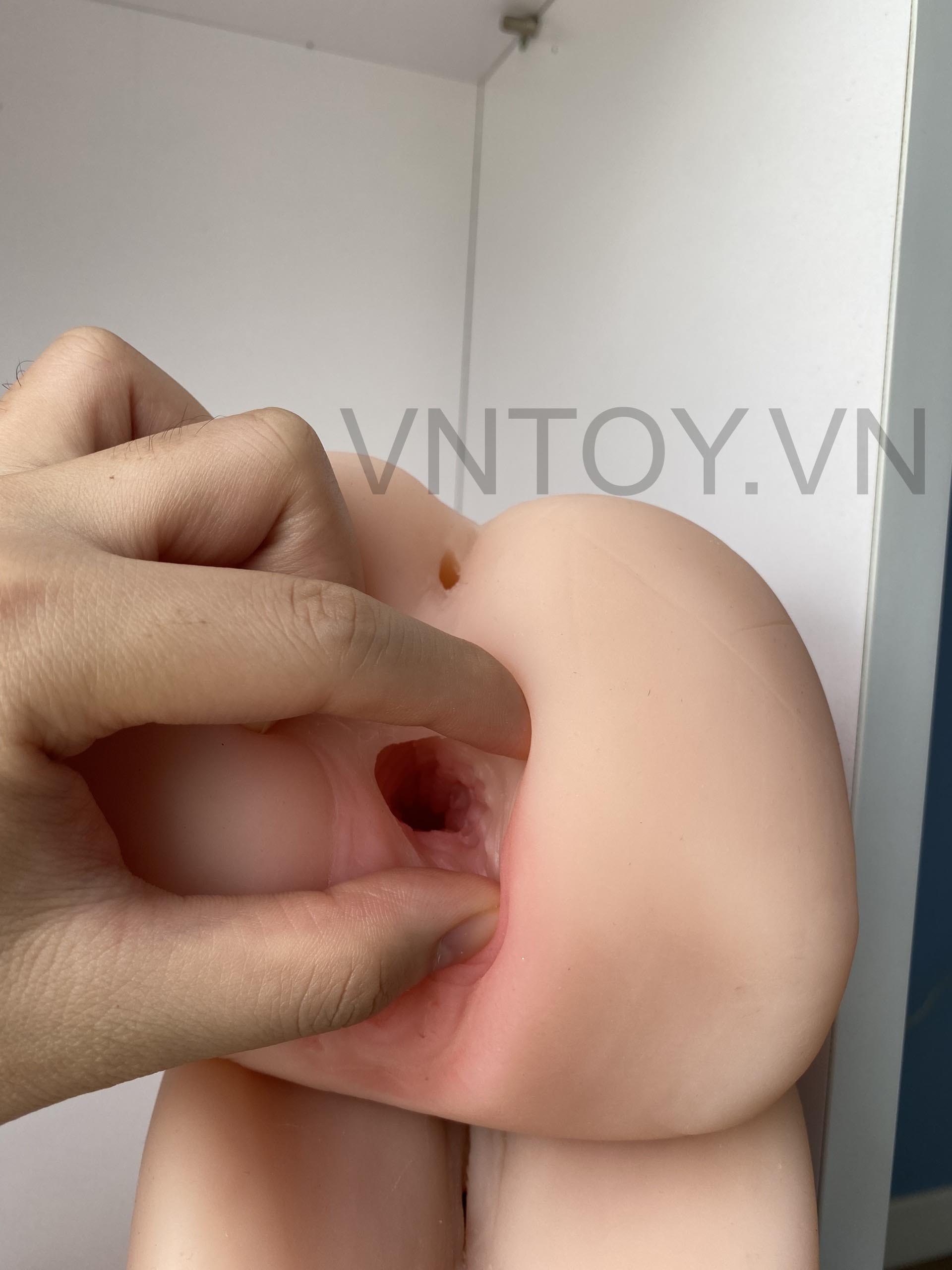 Âm đạo giả banh háng có lỗ hậu môn se khít