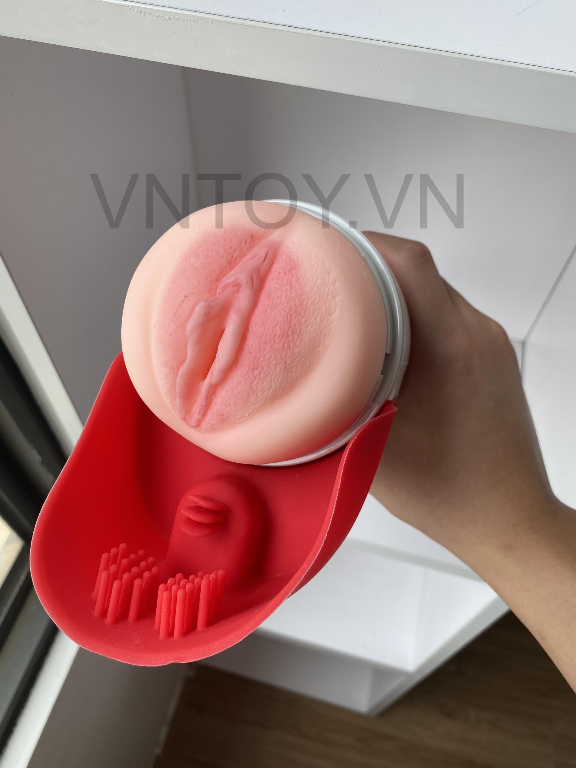 Cốc thủ dâm gắn tường tự động liếm dương vật rên la