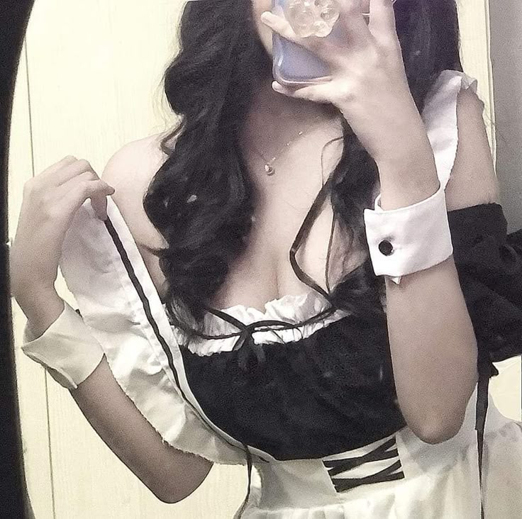 Cách Khiến Chàng “Đổ Gục” Khi Bạn Diện Bộ Hầu Gái Sexy Trong Màn Nhập Vai