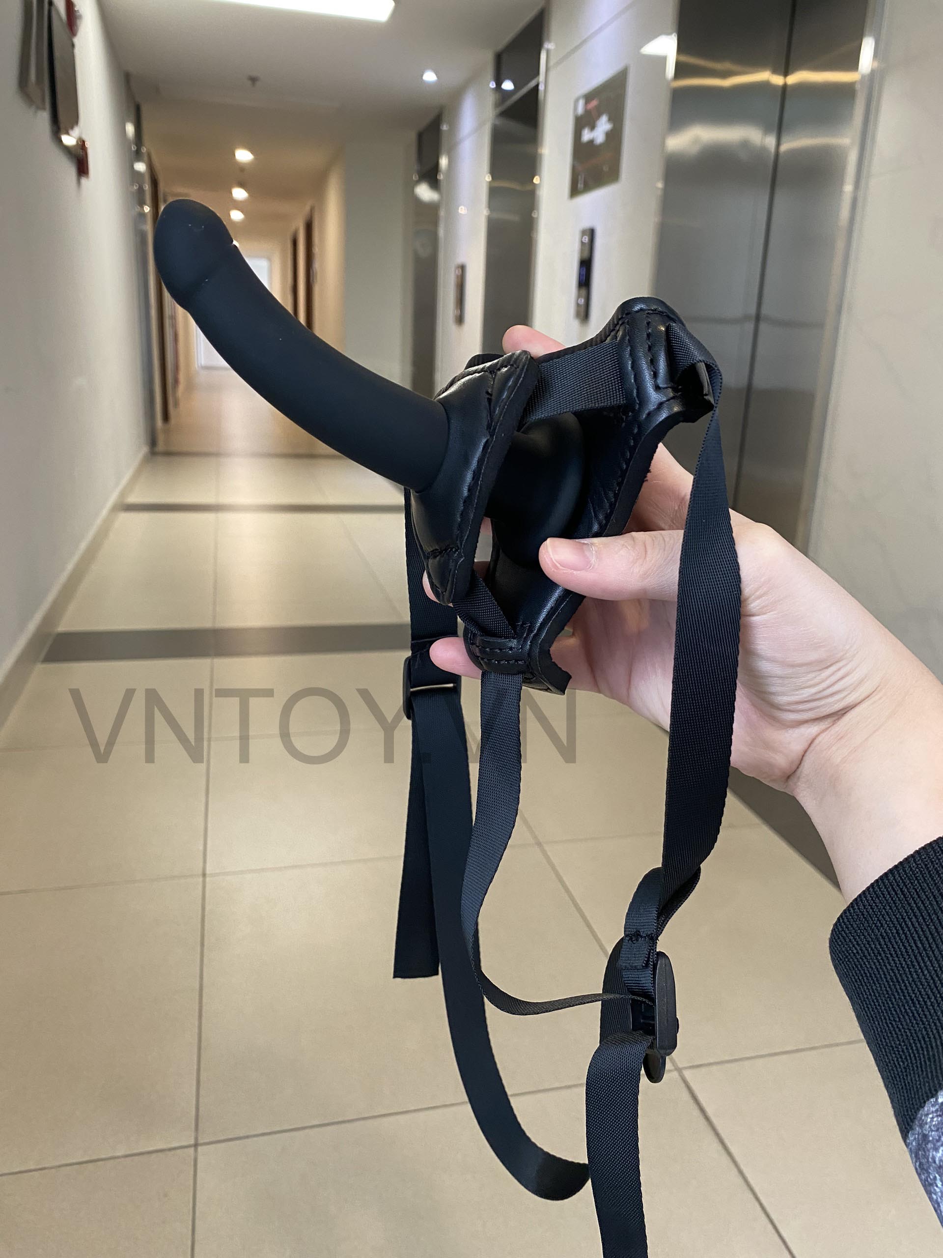 Dương vật giả cong có đai đeo