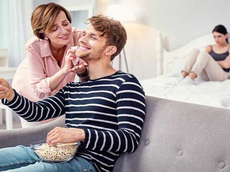 Chàng Trai Cưng Của Mẹ: Mama Boy Là Gì Và Cách Nhận Ra Ngay Từ Đầu