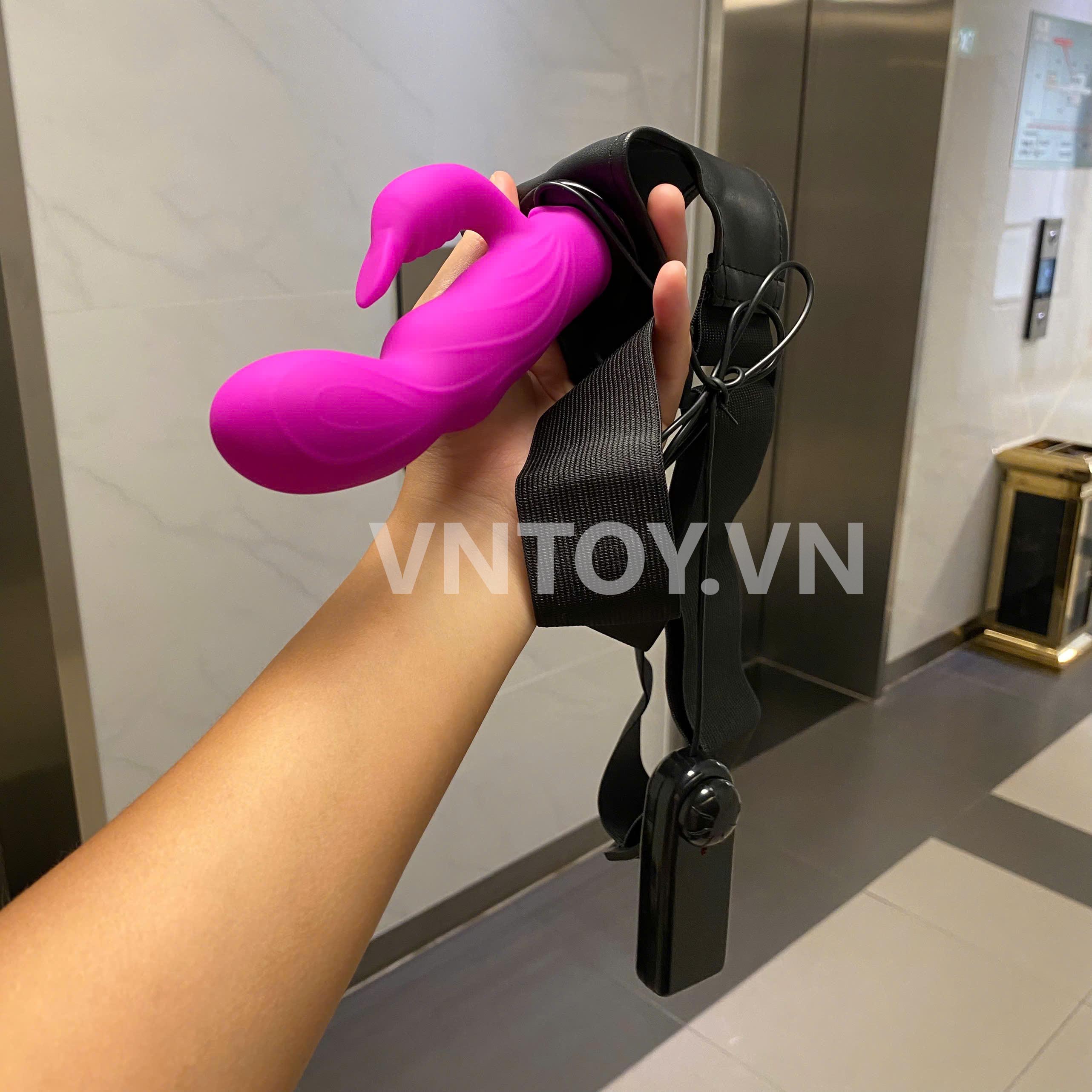 Dương vật giả đeo hông Ultra Harness rung mạnh rẽ nhánh có điều khiển dây