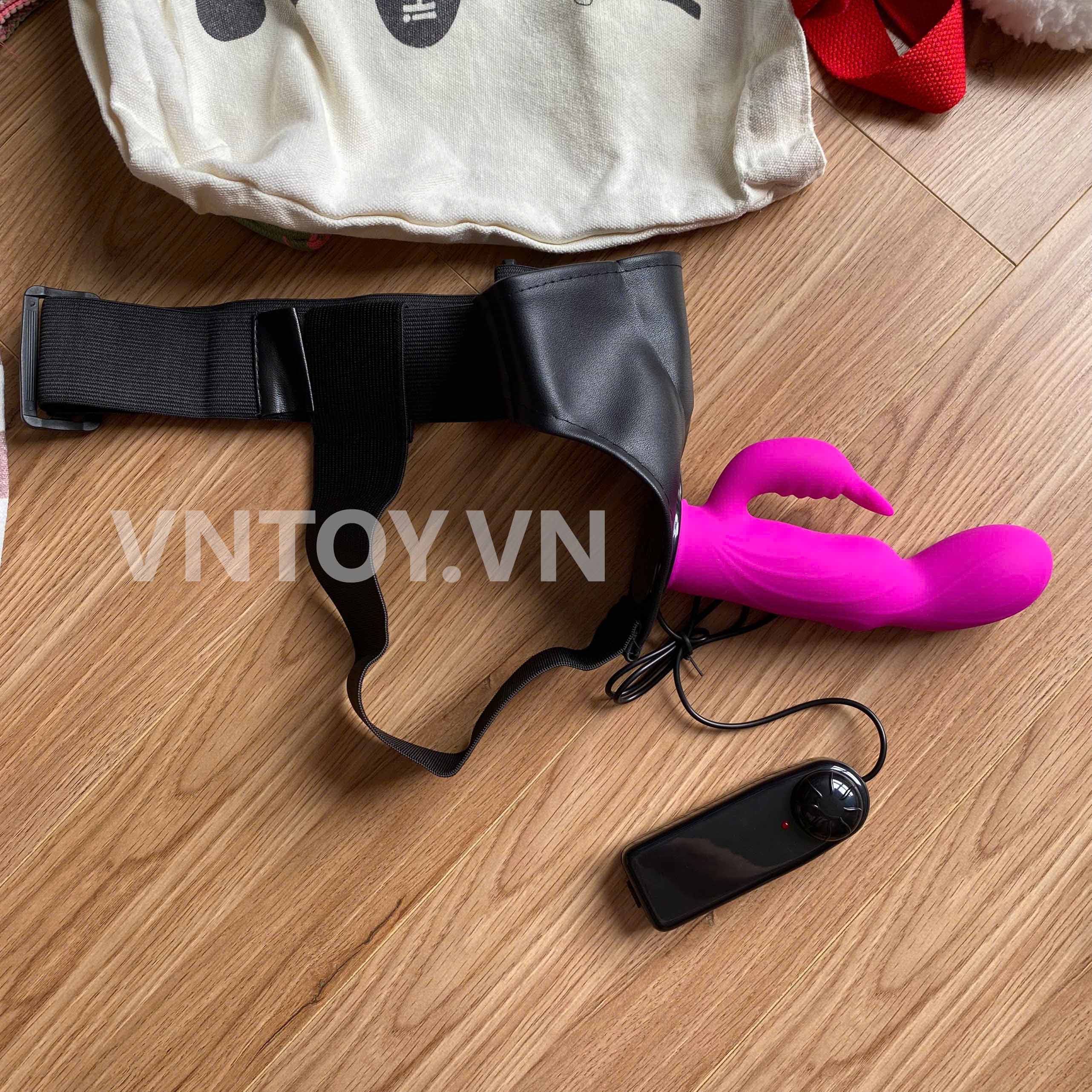 Dương vật giả đeo hông Ultra Harness rung mạnh rẽ nhánh có điều khiển dây