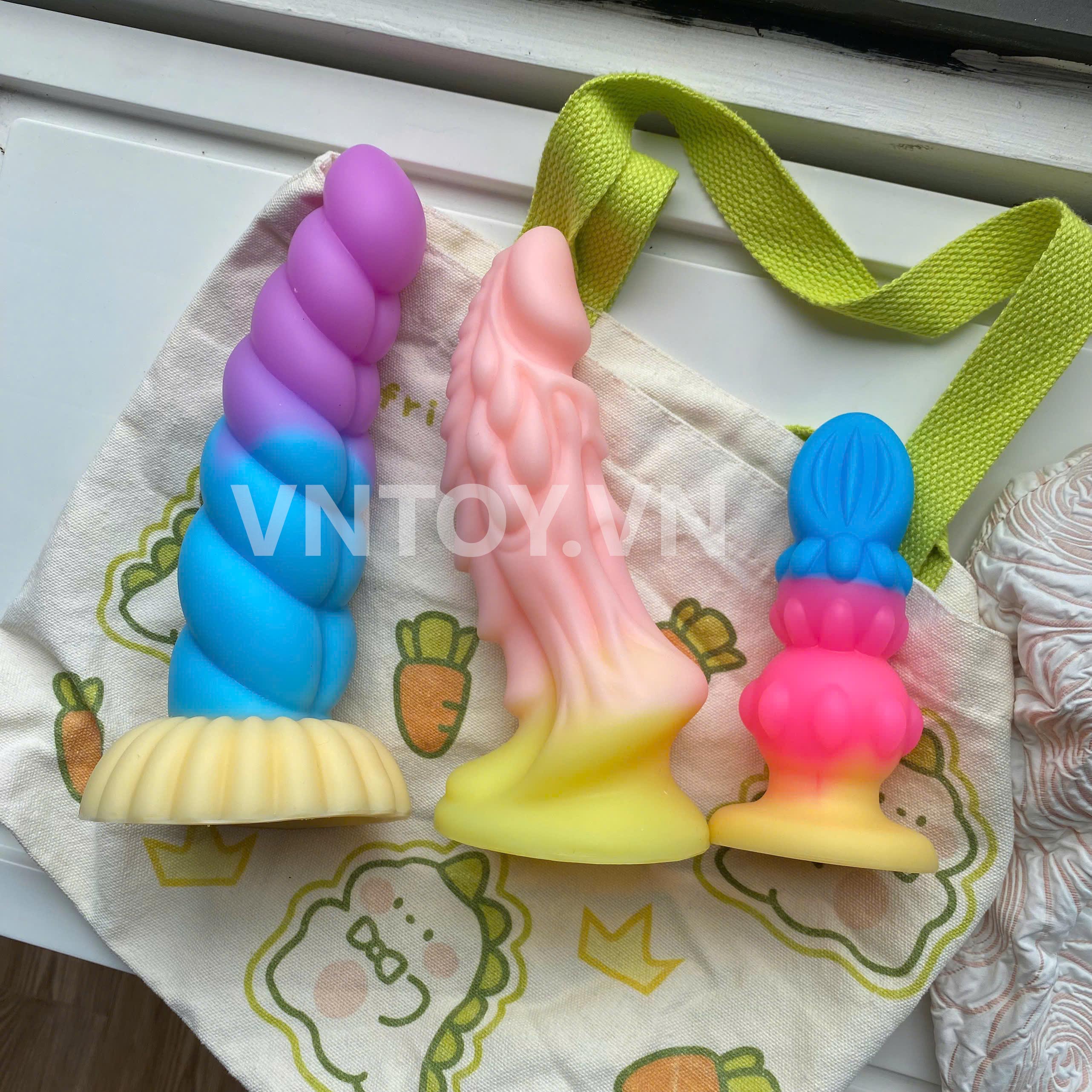 Dương vật giả fantasy silicon mềm mịn hình dáng sừng kỳ lân hoa bầu màu sắc sặc sỡ