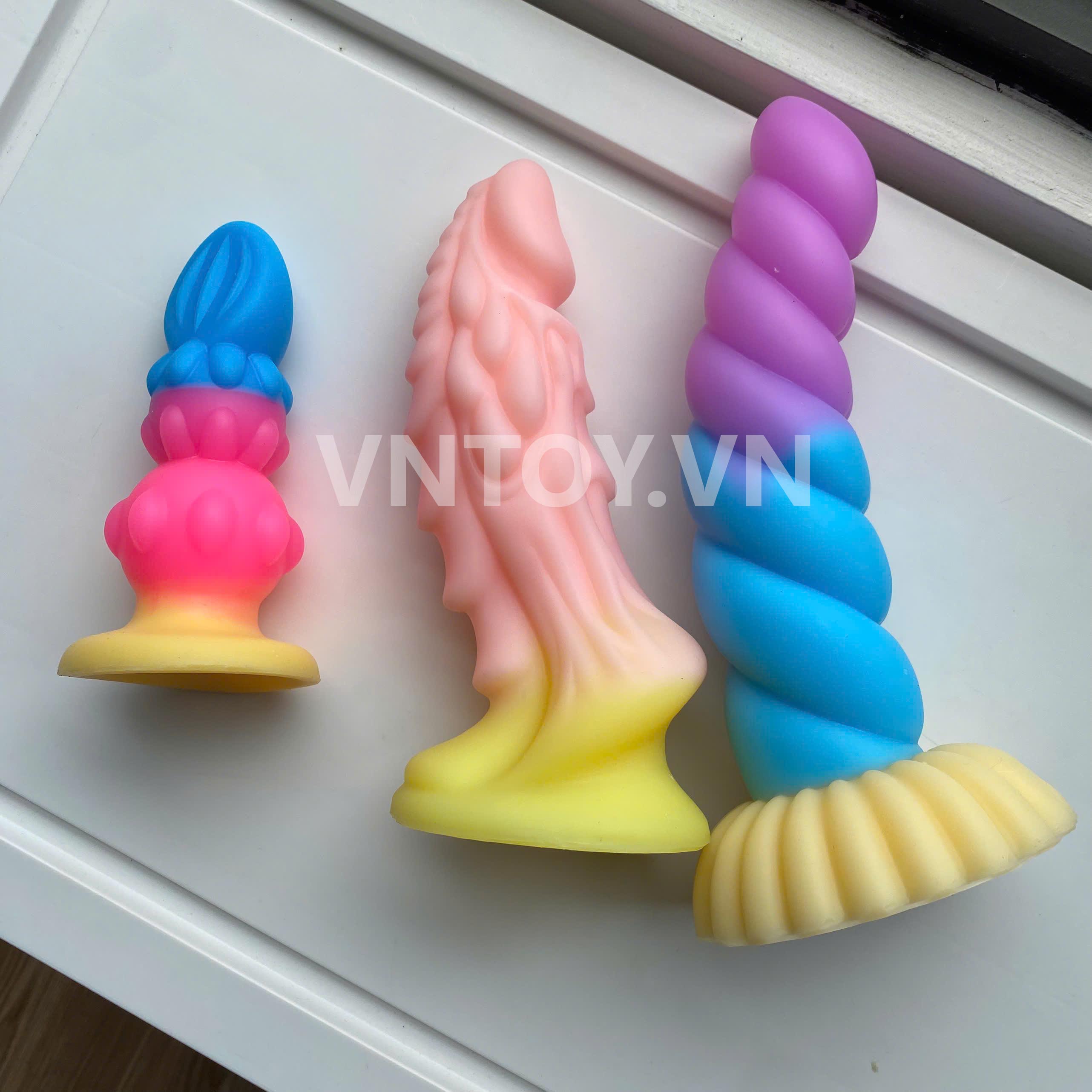 Dương vật giả fantasy silicon mềm mịn hình dáng sừng kỳ lân hoa bầu màu sắc sặc sỡ
