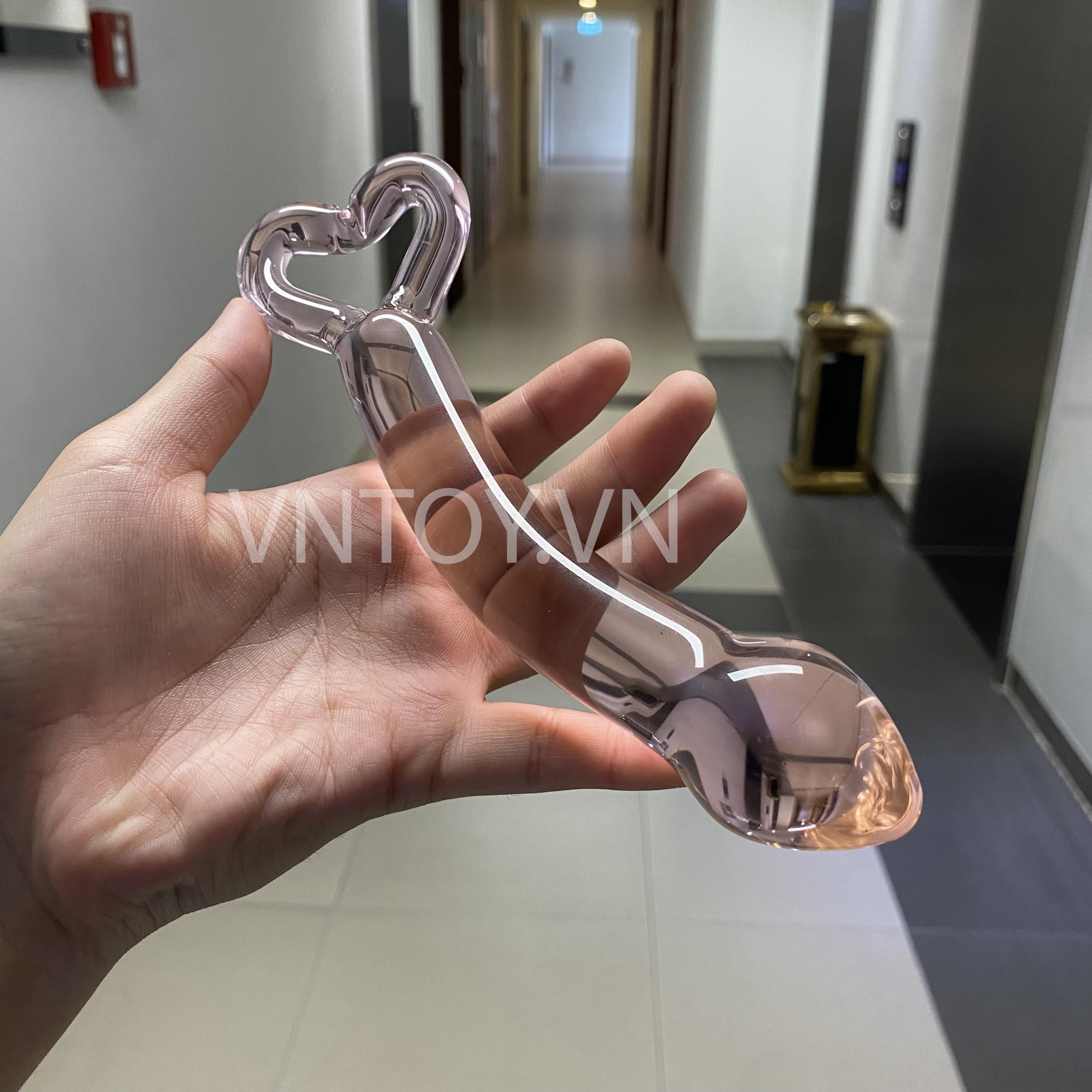Dương vật giả pha lê cao cấp gắn hậu môn tay cầm trái tim