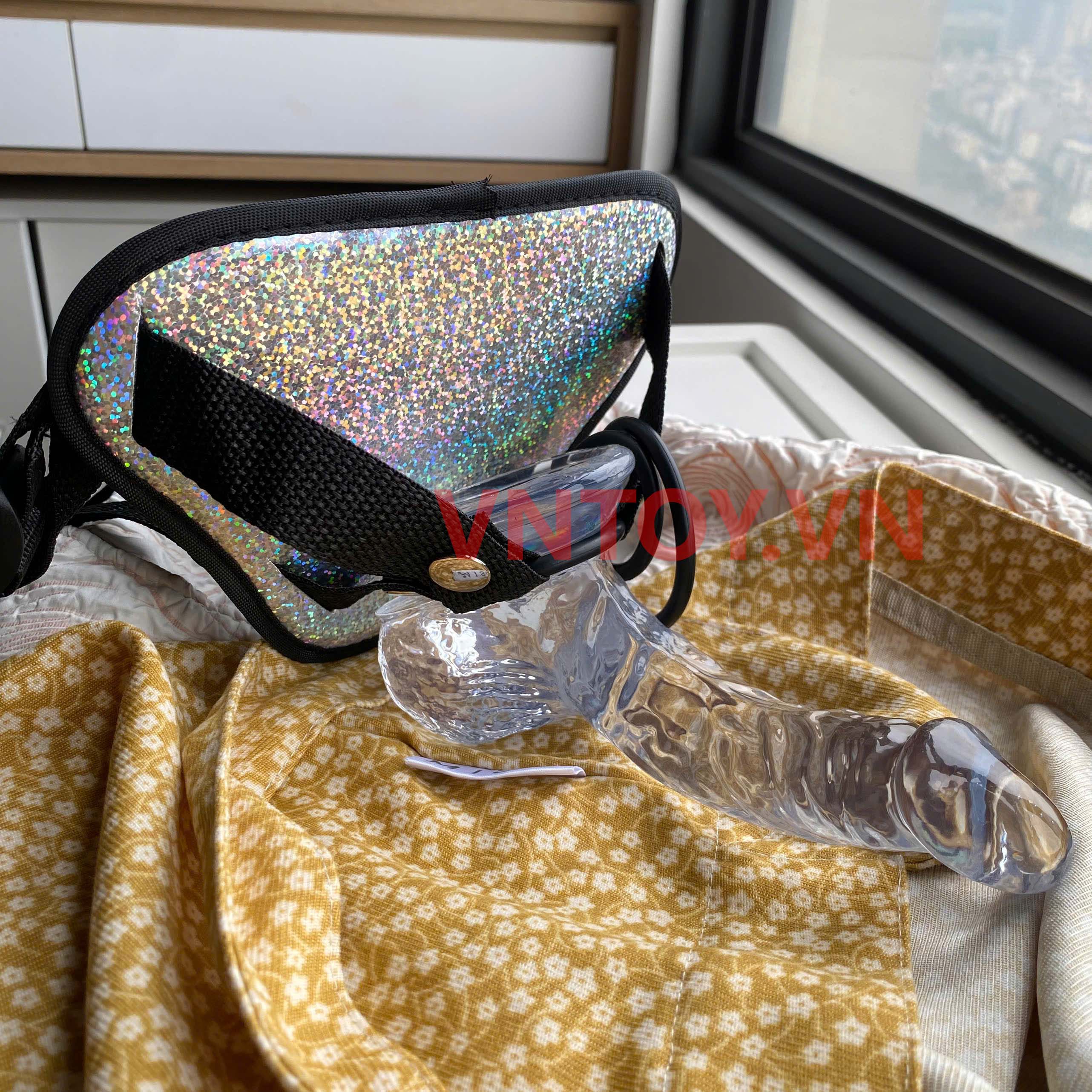 Dương vật giả silicon trong suốt có dây đeo kim tuyến dễ tháo lắp