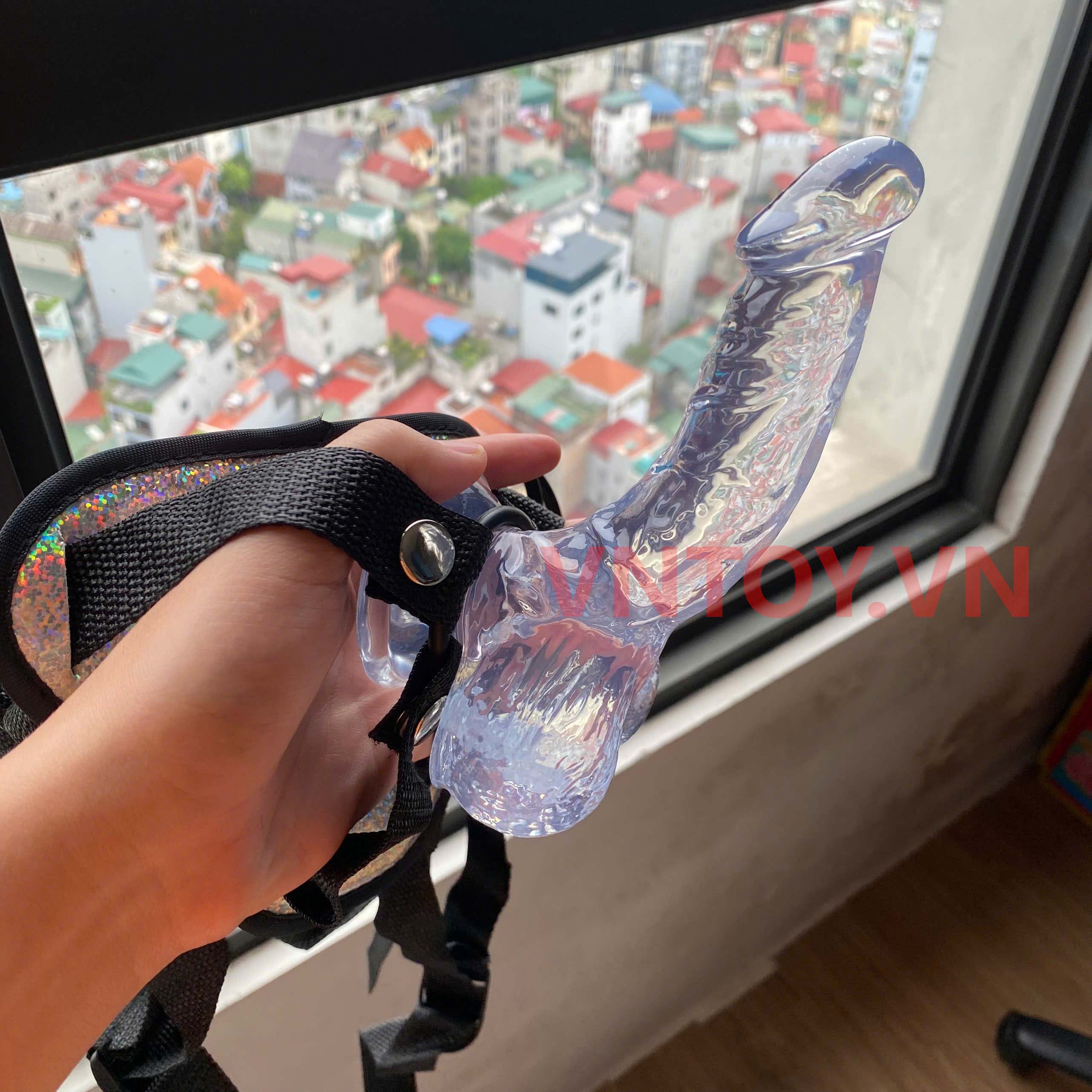 Dương vật giả silicon trong suốt có dây đeo kim tuyến dễ tháo lắp