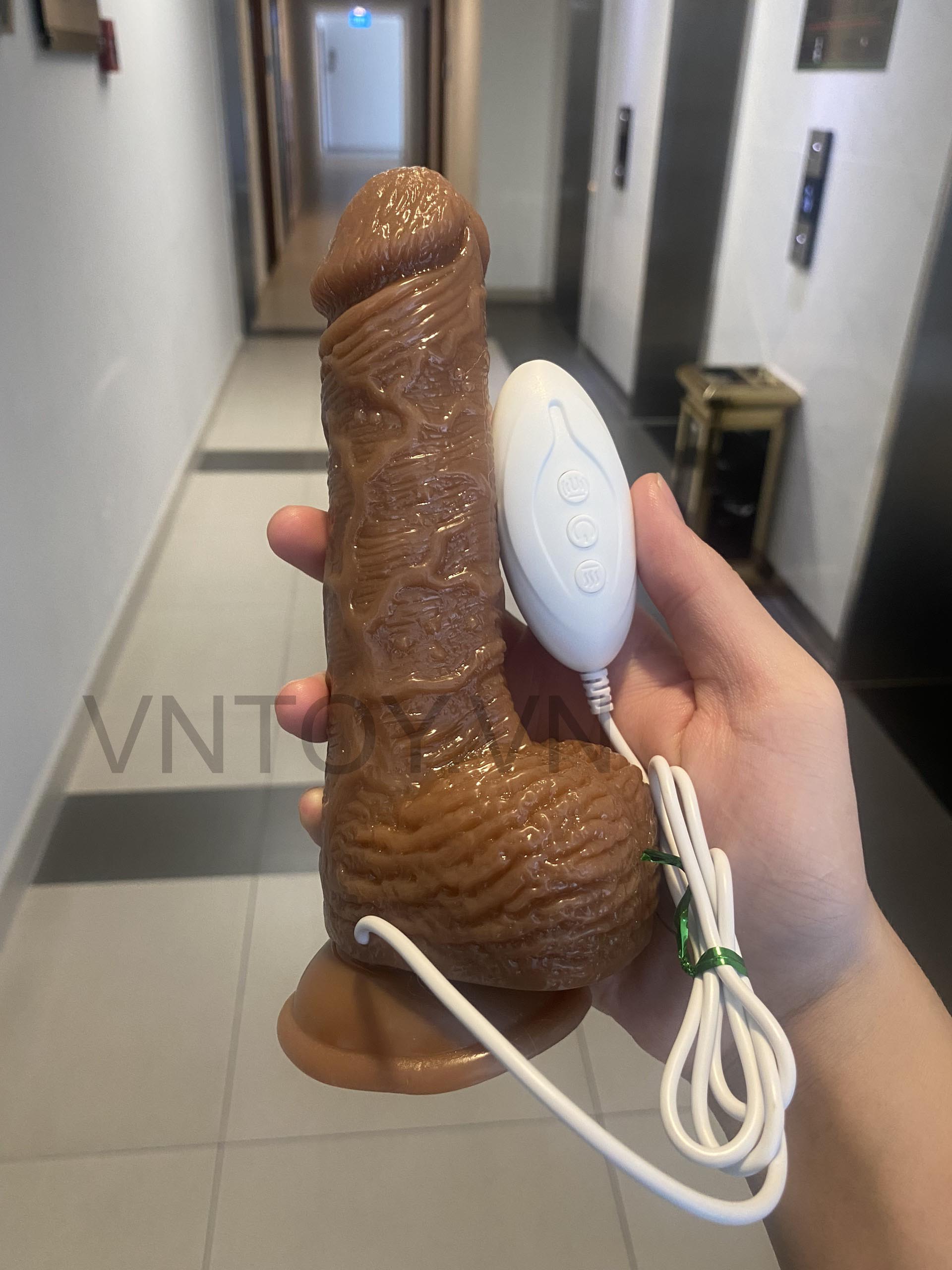 Dương vật giả điều khiển từ xa thò thụt tỏa nhiệt gắn tường