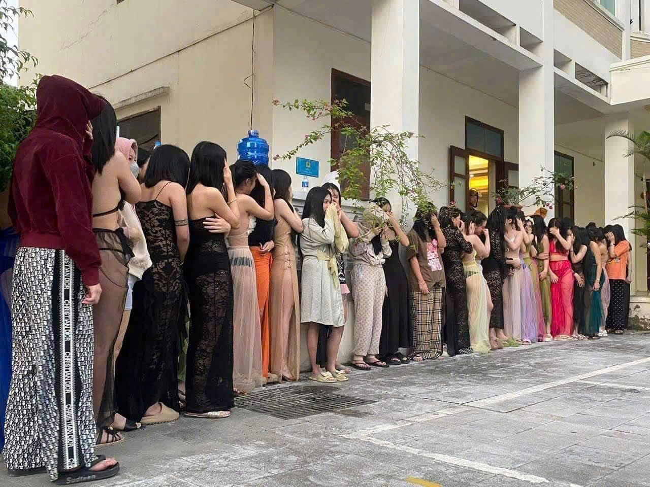 Tay Vịn Là Gì? Giải Nghĩa Từ “Karaoke Tay Vịn” Khiến Nhiều Người Thắc Mắc