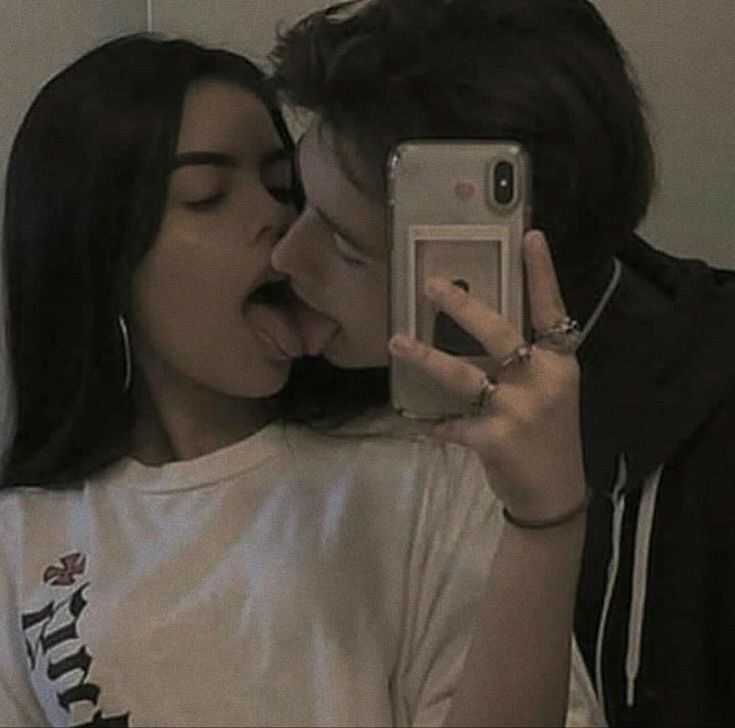 Hôn Nhau Có Lây Bệnh Sùi Mào Gà Không? Sự Thật Là Gì?