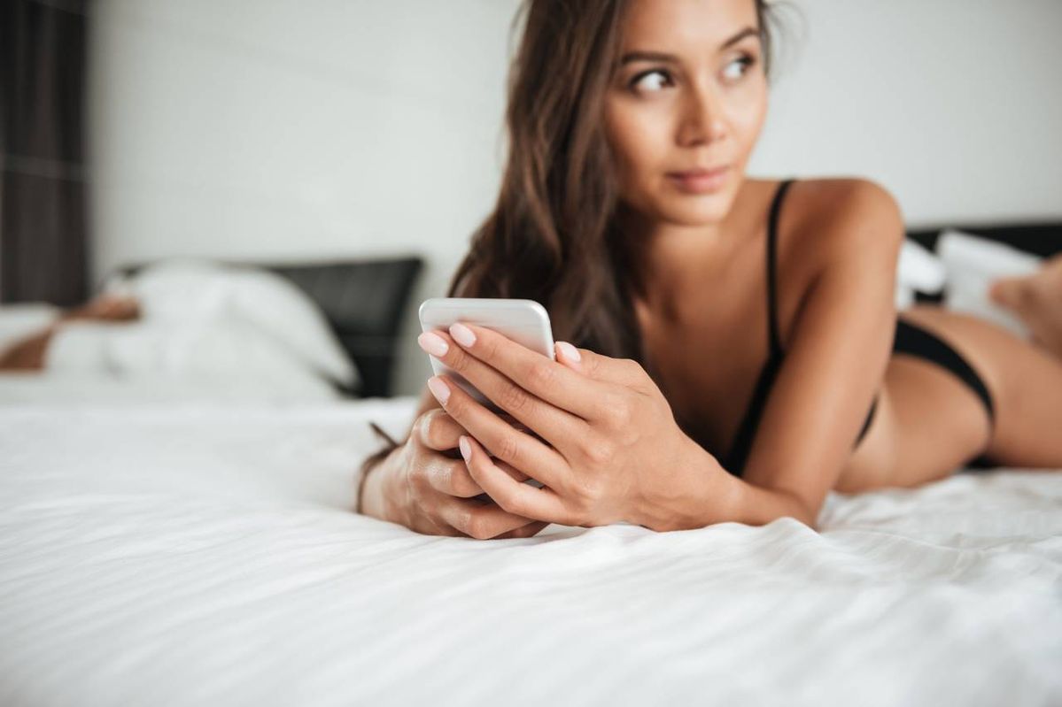 Làm Tình Qua Tin Nhắn: Nghệ Thuật Khiến Trái Tim Luôn Hướng Về Bạn