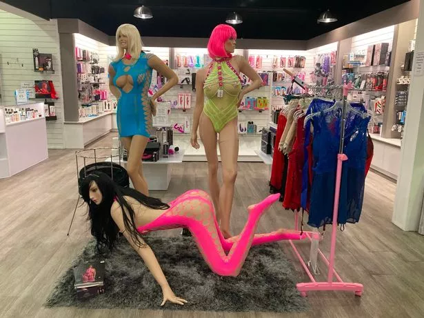 Lần đầu vào adult shop: Có nên ngại không?