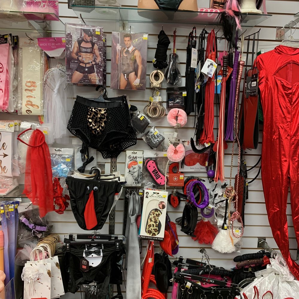 Lần đầu vào adult shop: Có nên ngại không?
