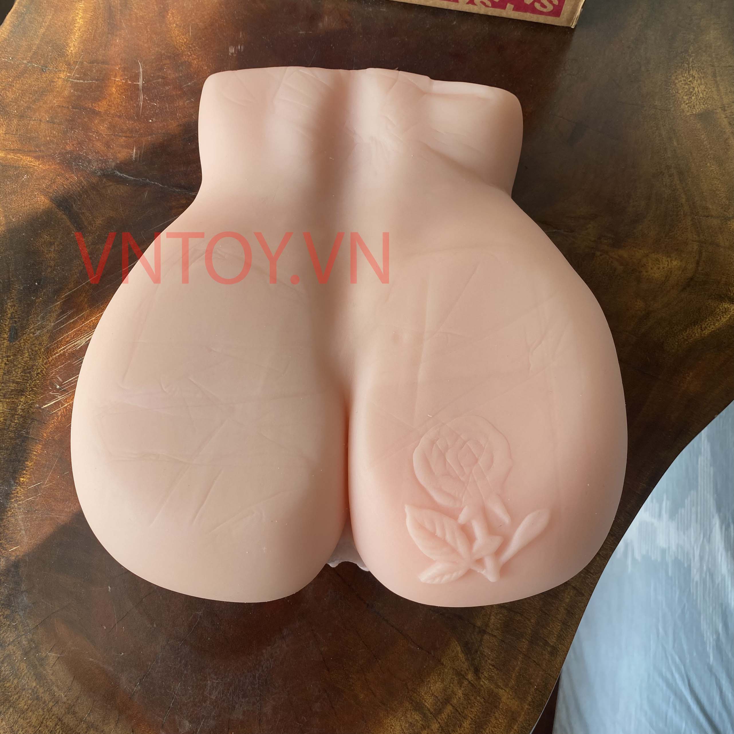 Mông giả hoa hồng to căng mọng phát âm thanh rên rỉ