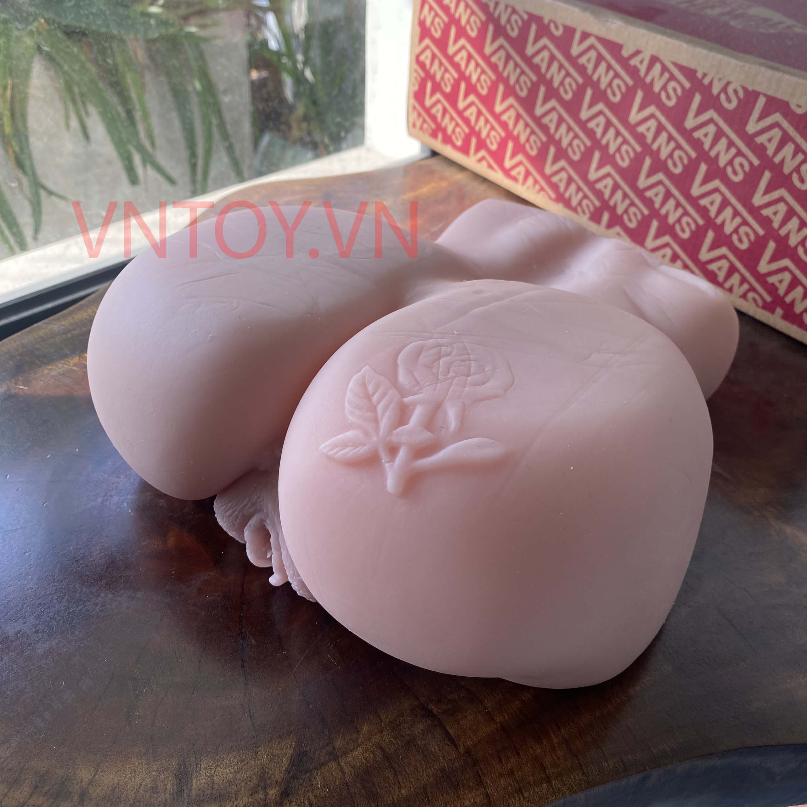 Mông giả hoa hồng to căng mọng phát âm thanh rên rỉ