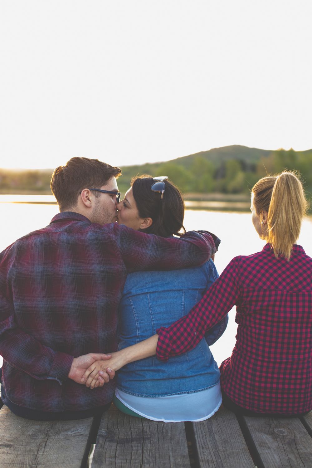 Ngoại tình: Nam hay nữ dễ ngoại tình hơn?