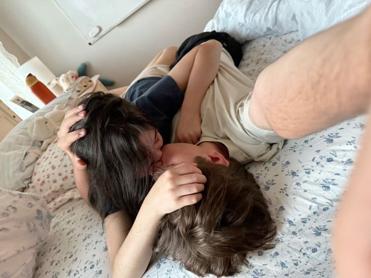 Ngủ Chung Có Dễ Bị Lây Sùi Mào Gà? 5 Sự Thật Bạn Cần Biết