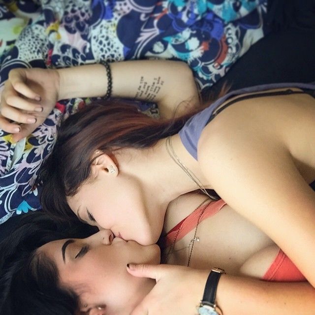 Quan hệ tình dục đồng tính nữ thế nào để đạt khoái cảm và tránh rủi ro?