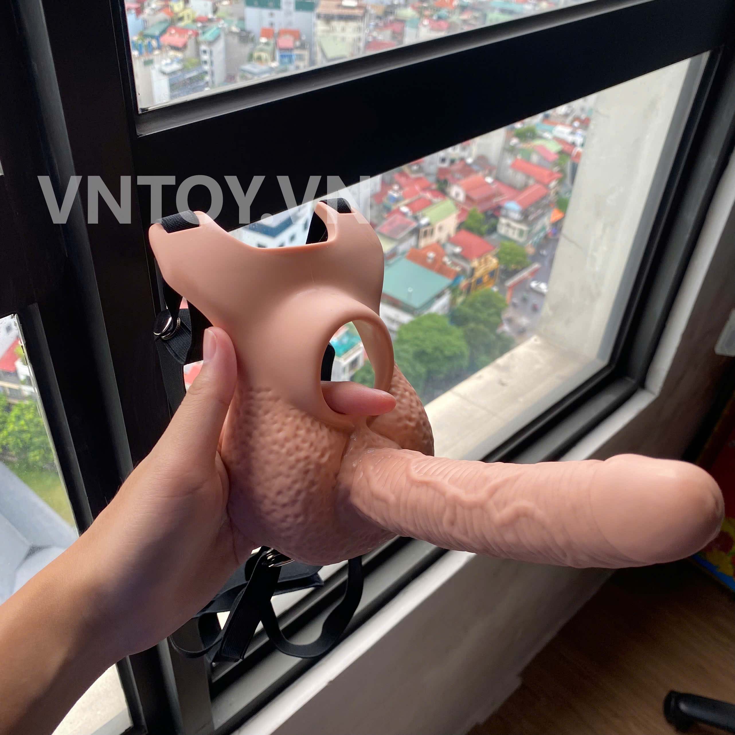 Quần silicon gắn 2 dương vật giả đeo hông rung 10 chế độ