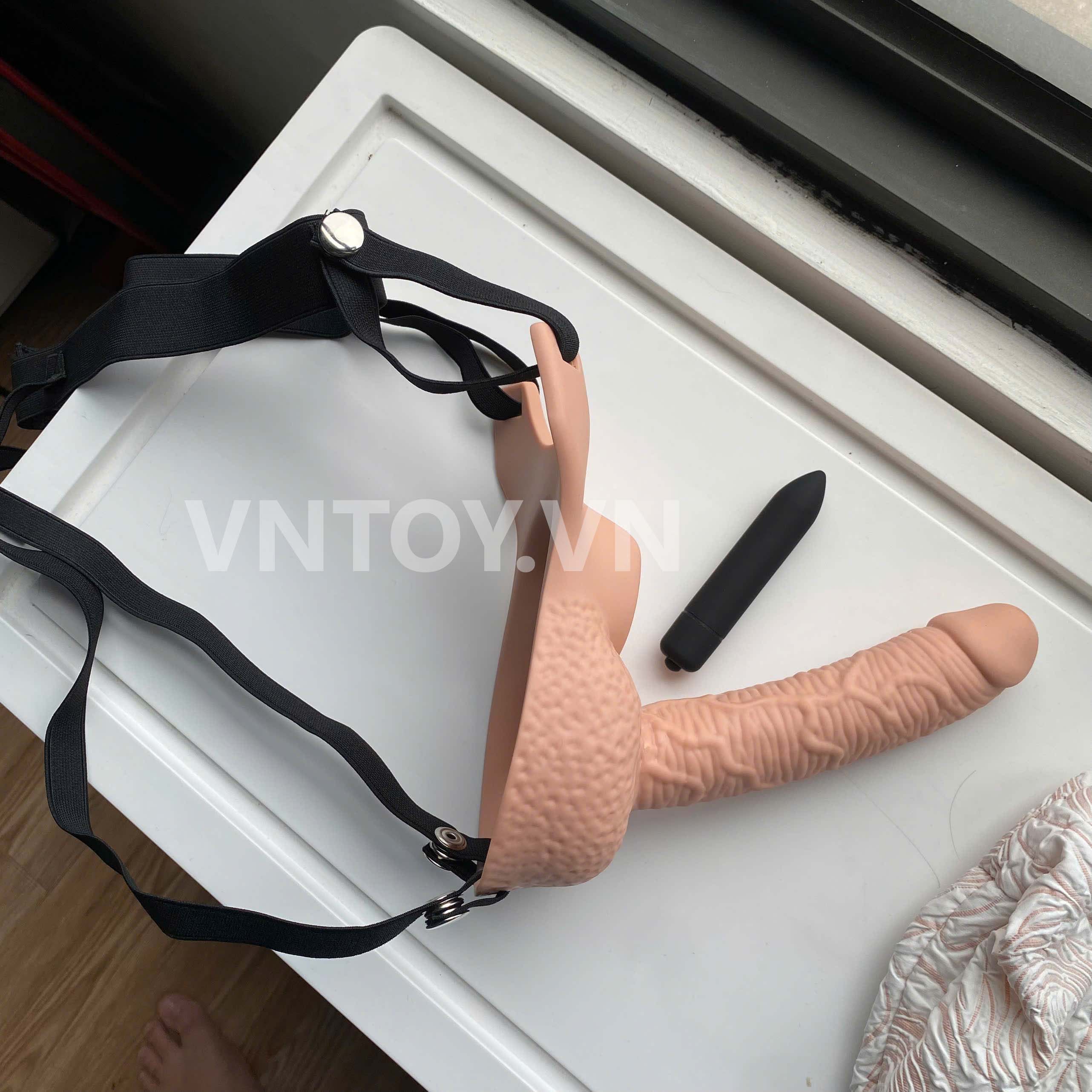 Quần silicon gắn 2 dương vật giả đeo hông rung 10 chế độ