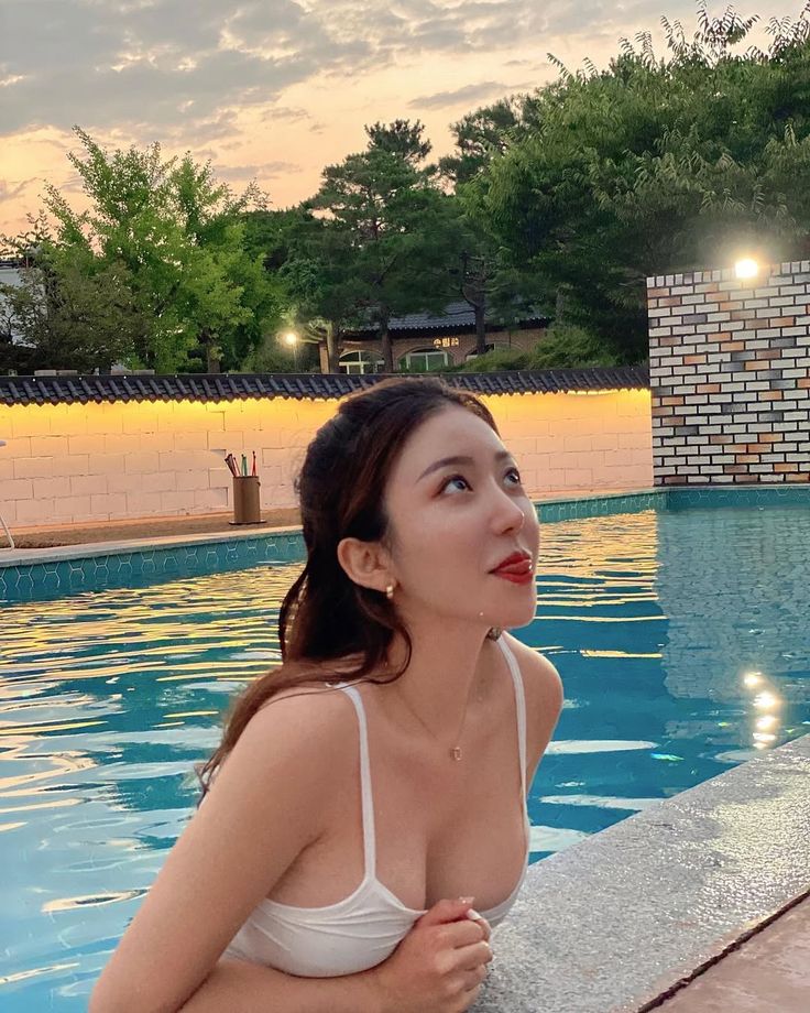 Sờ nắn nhiều vòng 1 của phụ nữ có làm nó to lên không? Chuyên gia giải thích rõ ràng