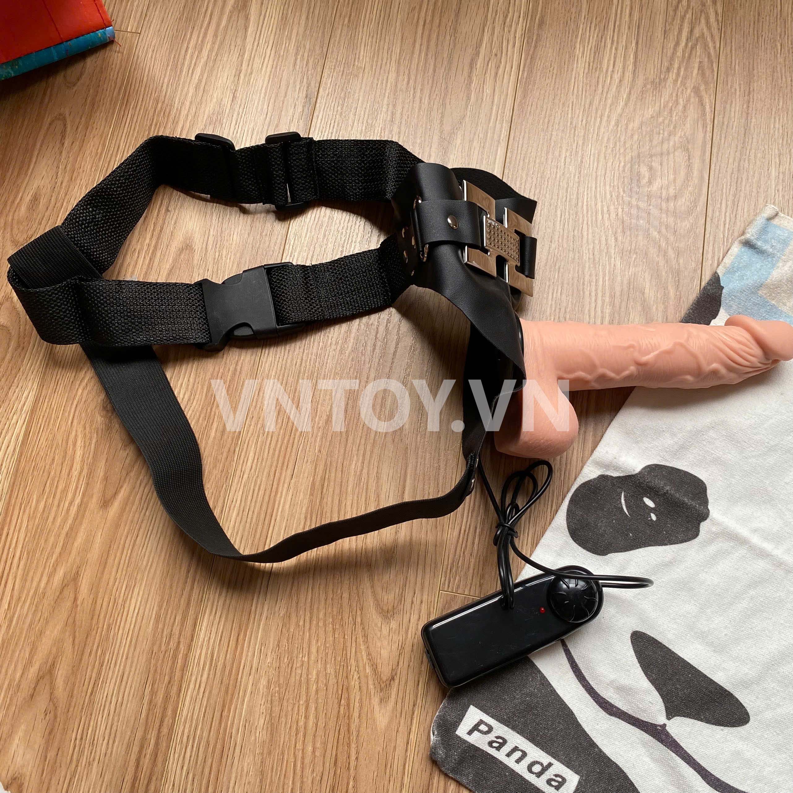 Strap-on đeo hông dây da đính đá gắn dương vật giả rung cao cấp