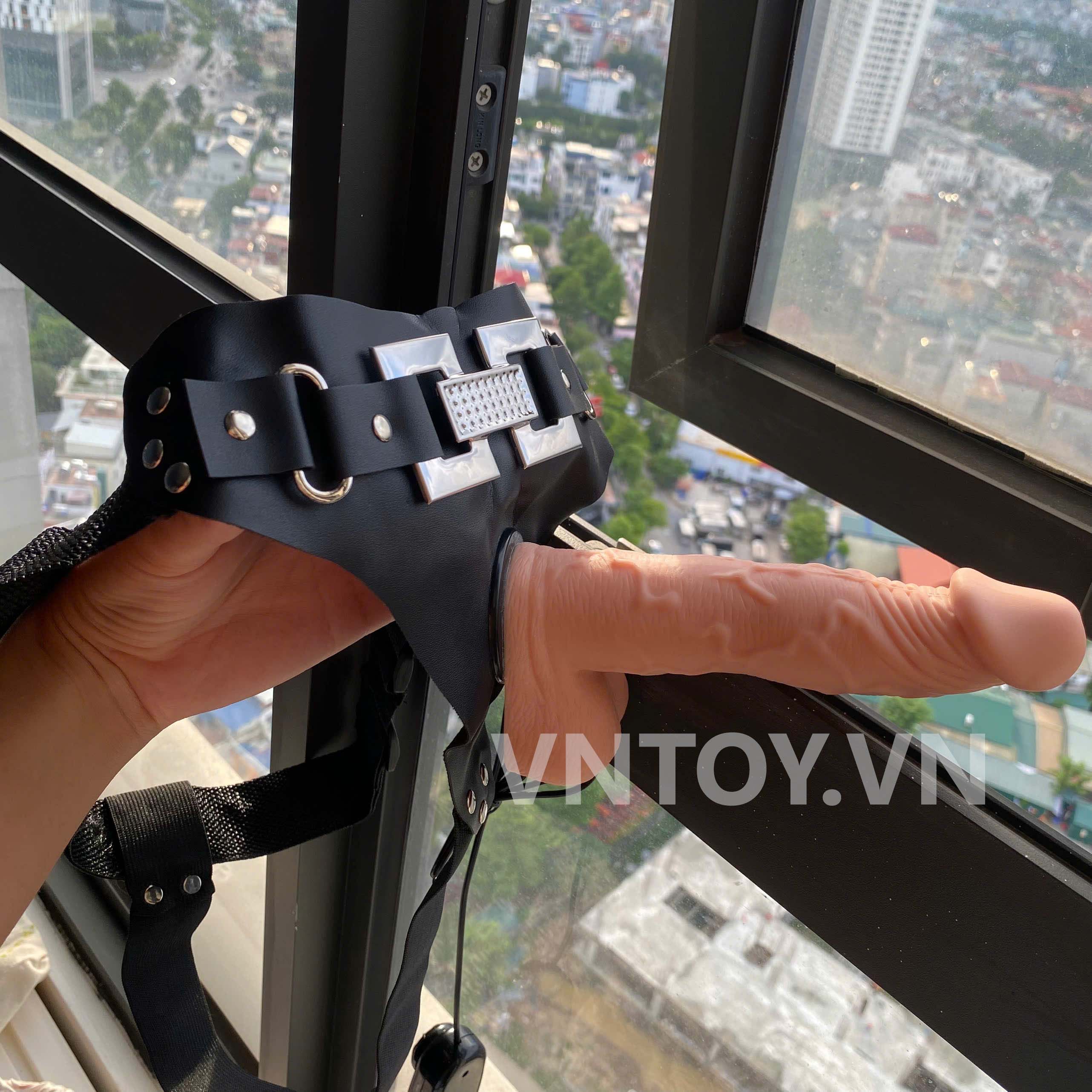 Strap-on đeo hông dây da đính đá gắn dương vật giả rung cao cấp