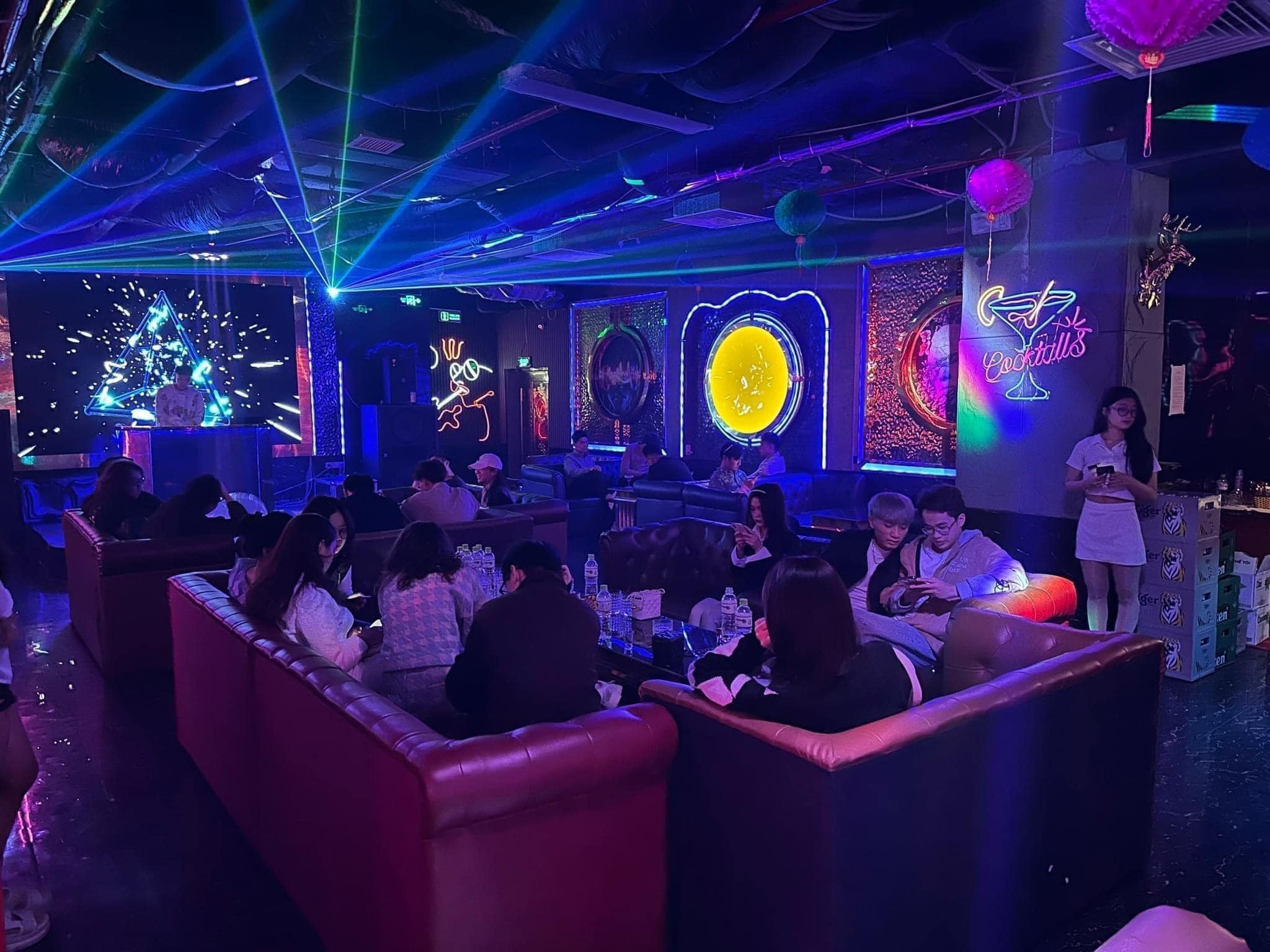 đèn laser lắp quán bar