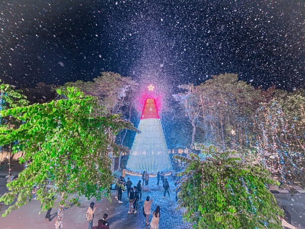 Nhà thờ công giáo dùng máy gì tạo tuyết rơi?