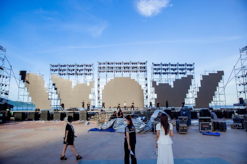 Ánh Sáng Hoàng Long - Địa chỉ cung cấp đèn sân khấu chống nước gần bãi biển