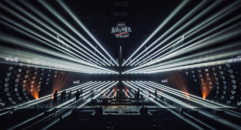 Các sản phẩm đèn chiếu sân khấu Dage được sử dụng trong bữa tiệc