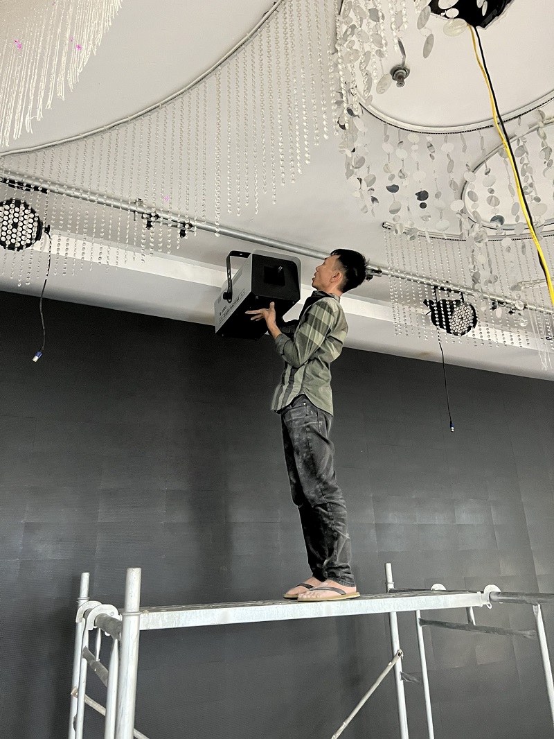 Cách lắp đặt máy tạo tuyết và đèn Laser tạo hiệu ứng chụp ảnh cưới ấn tượng