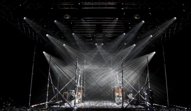 Ánh sáng Hoàng Long - Địa chỉ cung cấp đèn beam chống nước làm ở bãi biển