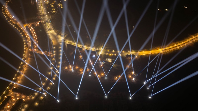 Vì sao nên lựa chọn đèn Beam chống nước cho chiếu sáng tòa nhà ban đêm?