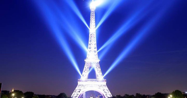 Vì sao nên lựa chọn đèn Beam chống nước cho chiếu sáng tòa nhà ban đêm?