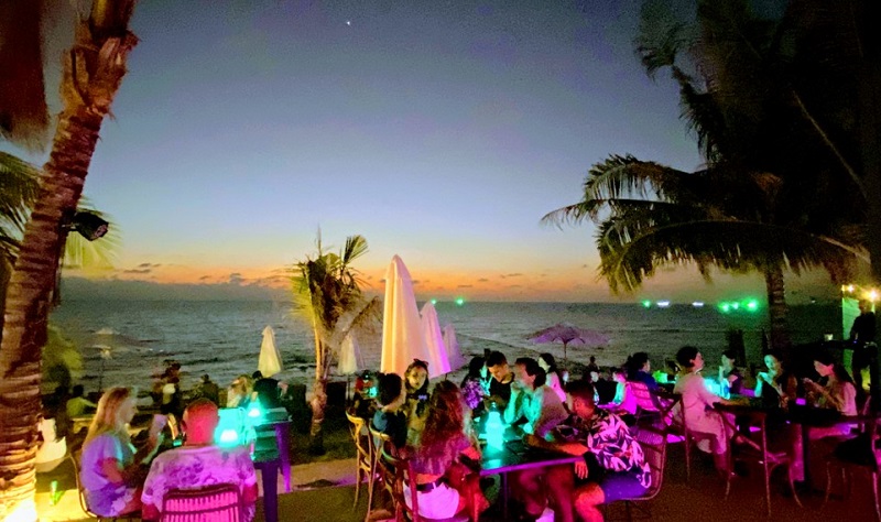 Vì sao cần đèn chống nước cho Bar ngoài bãi biển?