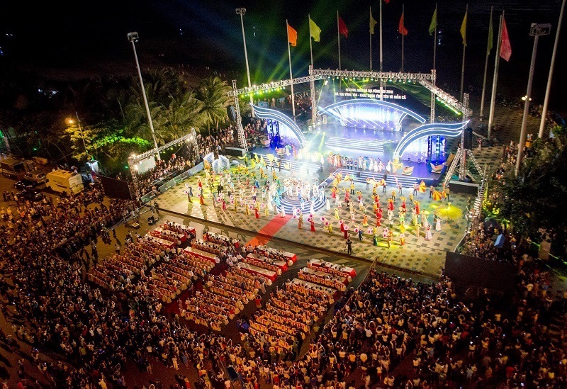 Có nên sử dụng đèn ngoài trời dùng cho sân khấu biểu diễn