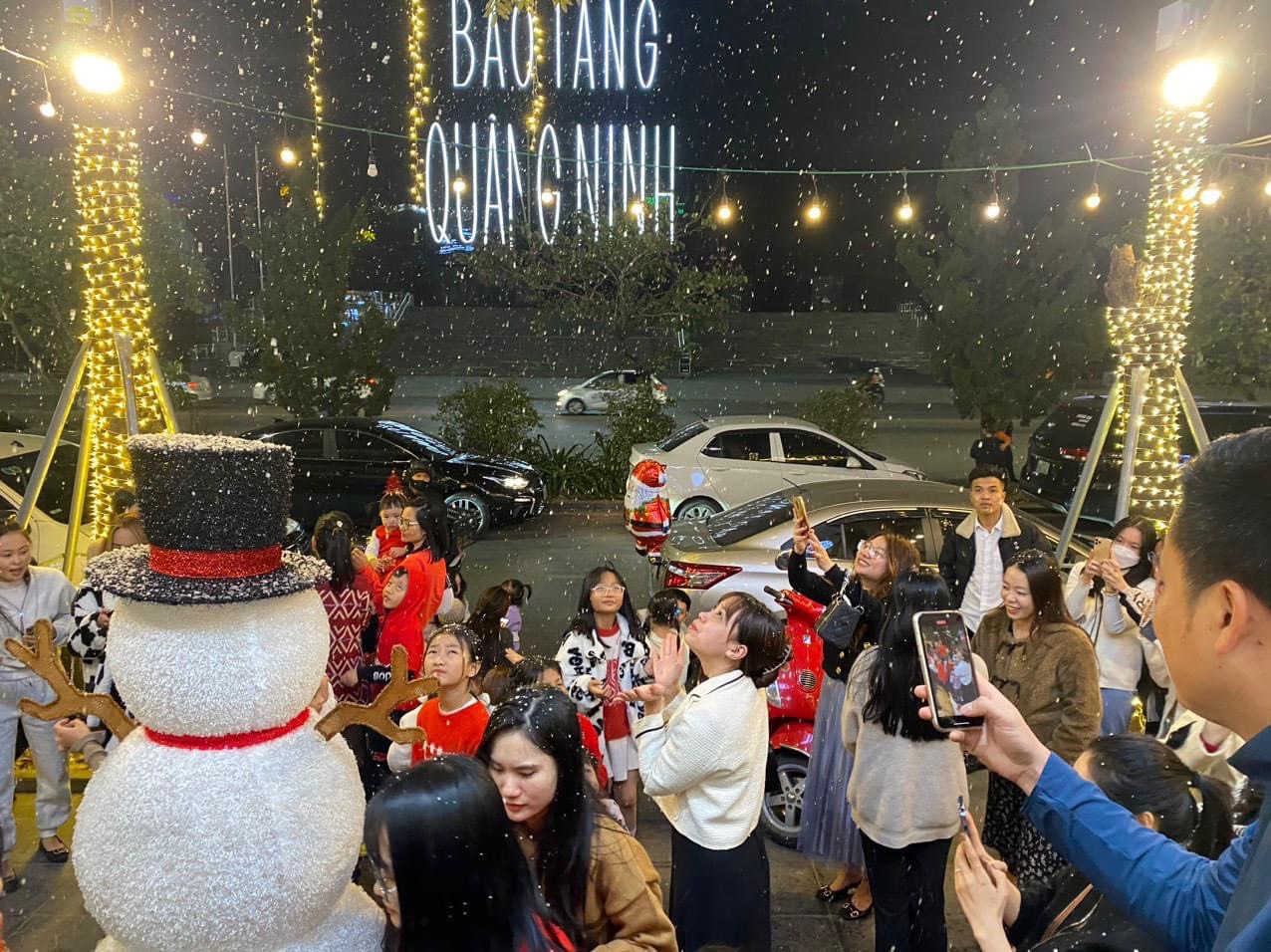 Nơi bán máy phun tuyết tại Hà Nội