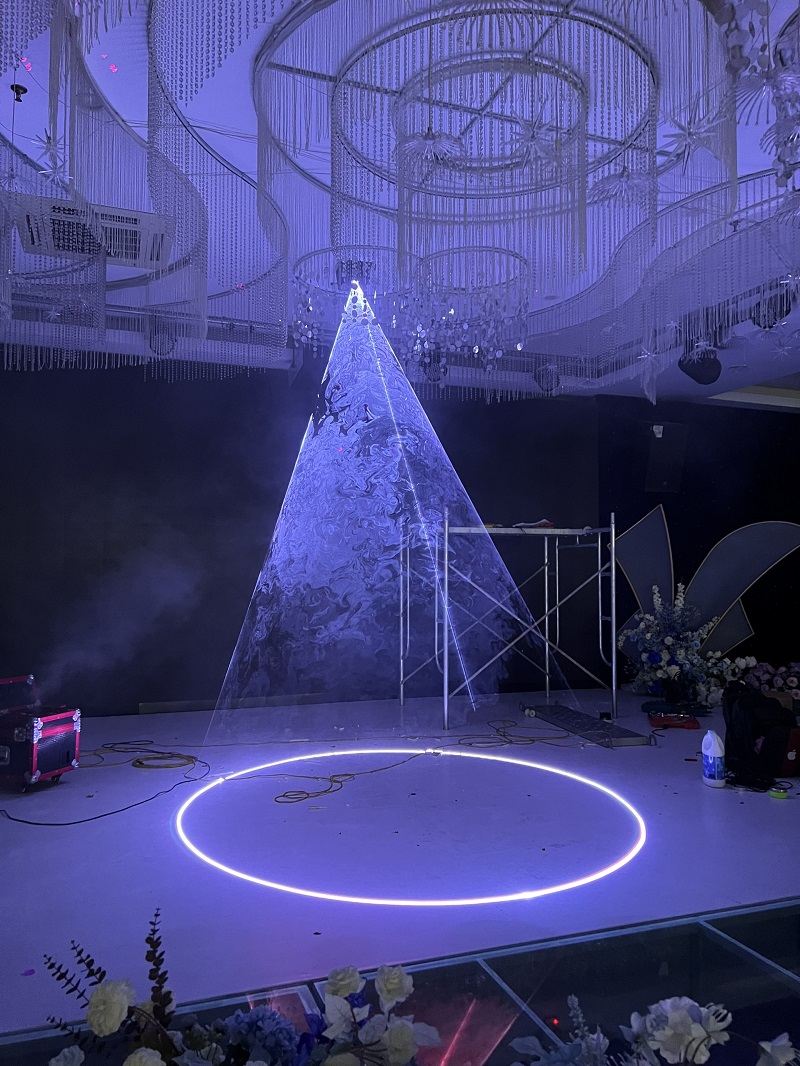 Ánh sáng Hoàng Long - Địa chỉ thi công kết hợp máy tạo tuyết và đèn Laser