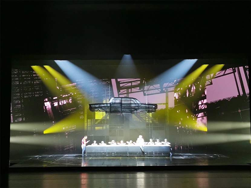 Vì sao nên thuê nhà thầu đèn sân khấu hàng đầu tại Hà Nội?