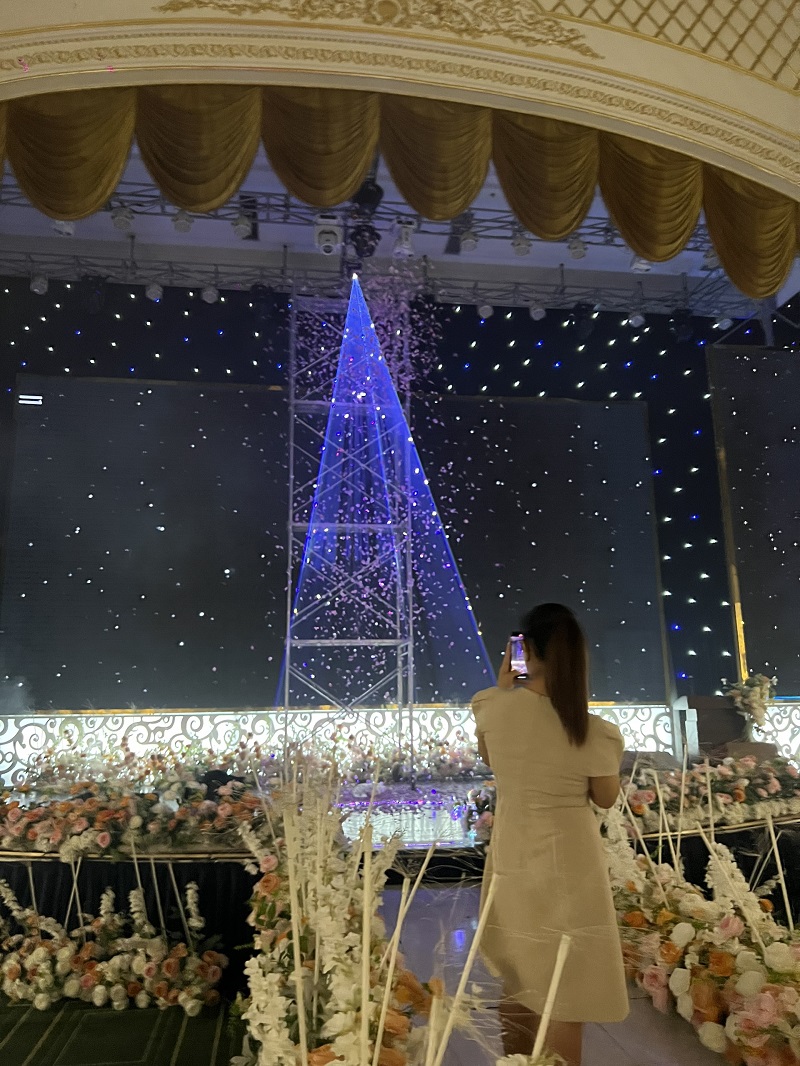 Ưu điểm khi trang trí sân khấu cưới với máy tạo tuyết và đèn laser