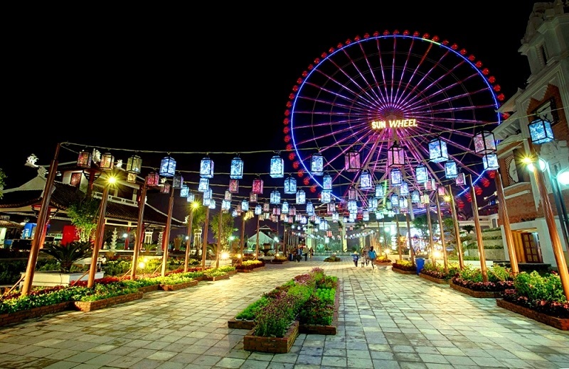 Vì sao các khu vui chơi ngoài trời lại dùng đèn chống nước?