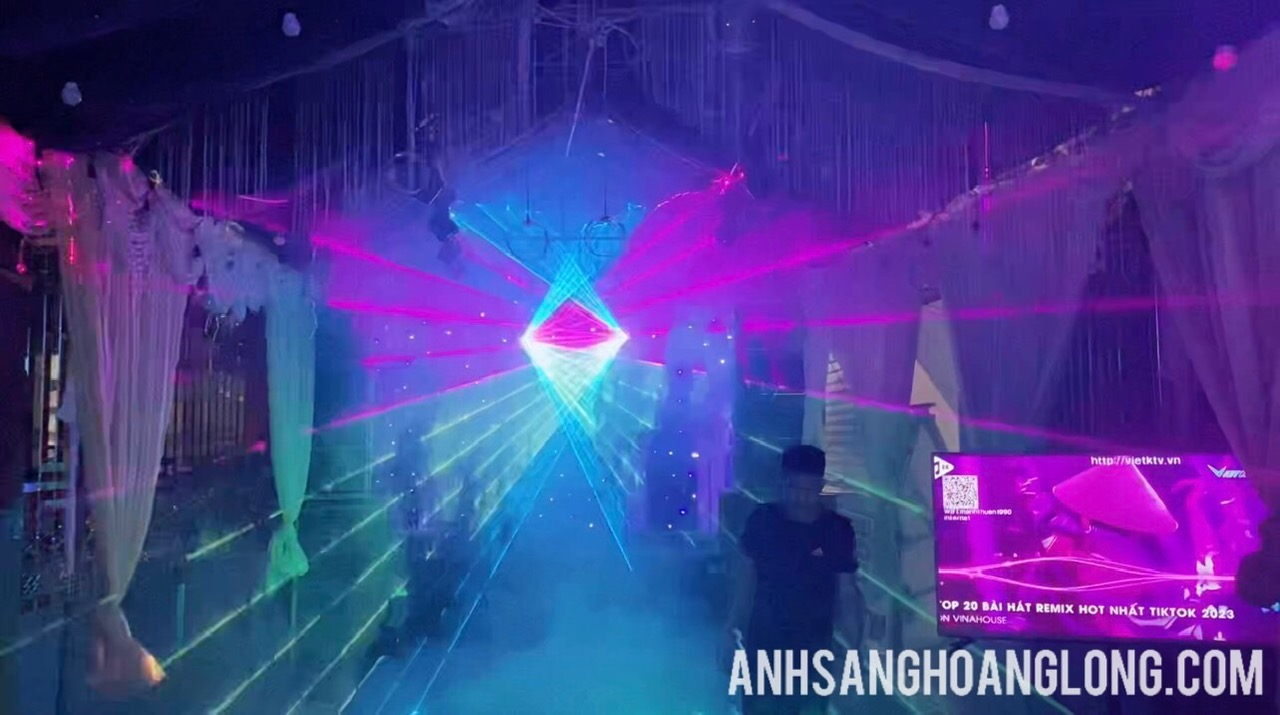 Đèn moving cảm biến theo nhạc ở đám cưới