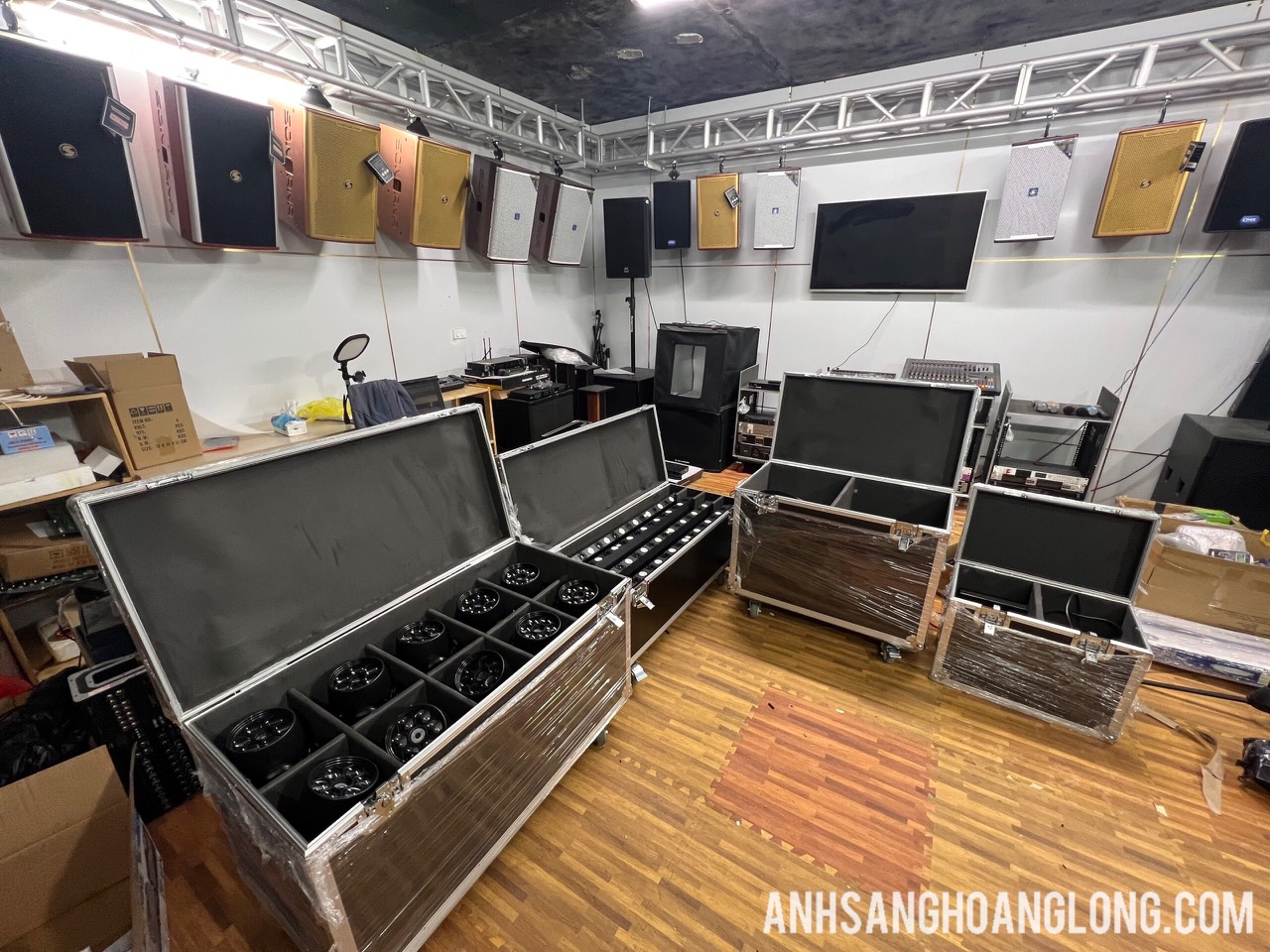 thuê combo thiết bị ánh sáng chạy theo nhạc