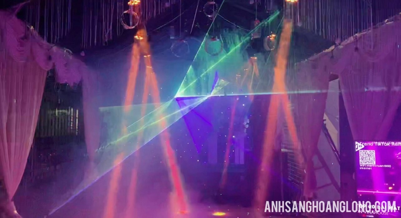 Đèn ánh sáng nháy đám cưới bao gồm những gì?