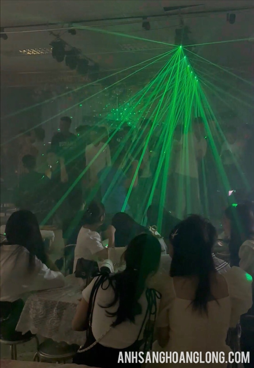 giá đèn cảm ứng đám cưới