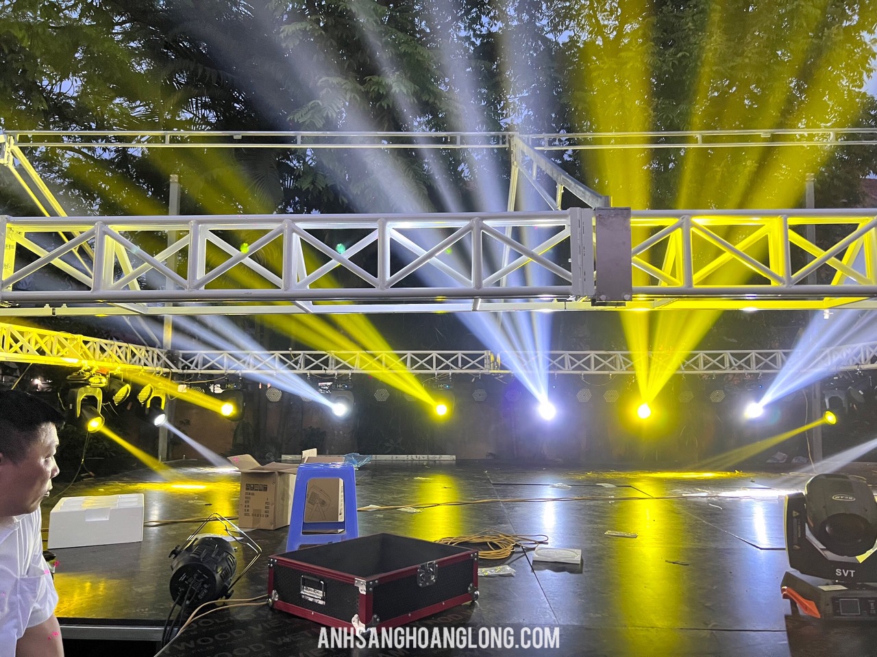 cấu hình đèn đi làm tổ chức sự kiện